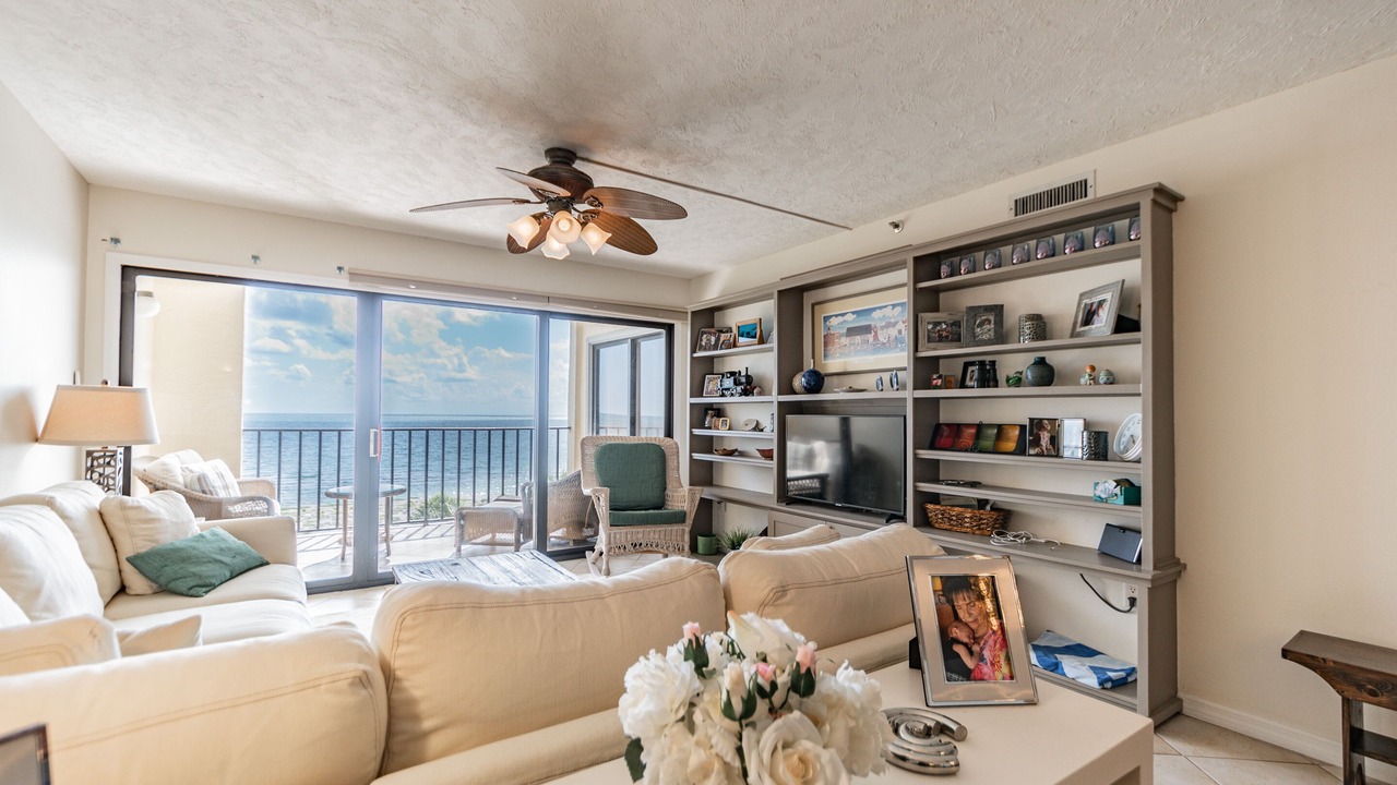 Photo of Livingroom in Golden Beach