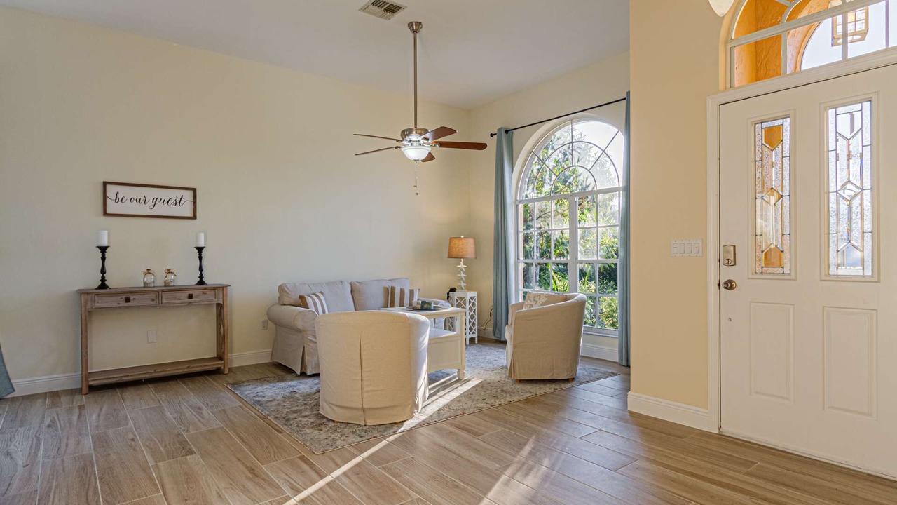 Photo of Livingroom in Crown Pointe
