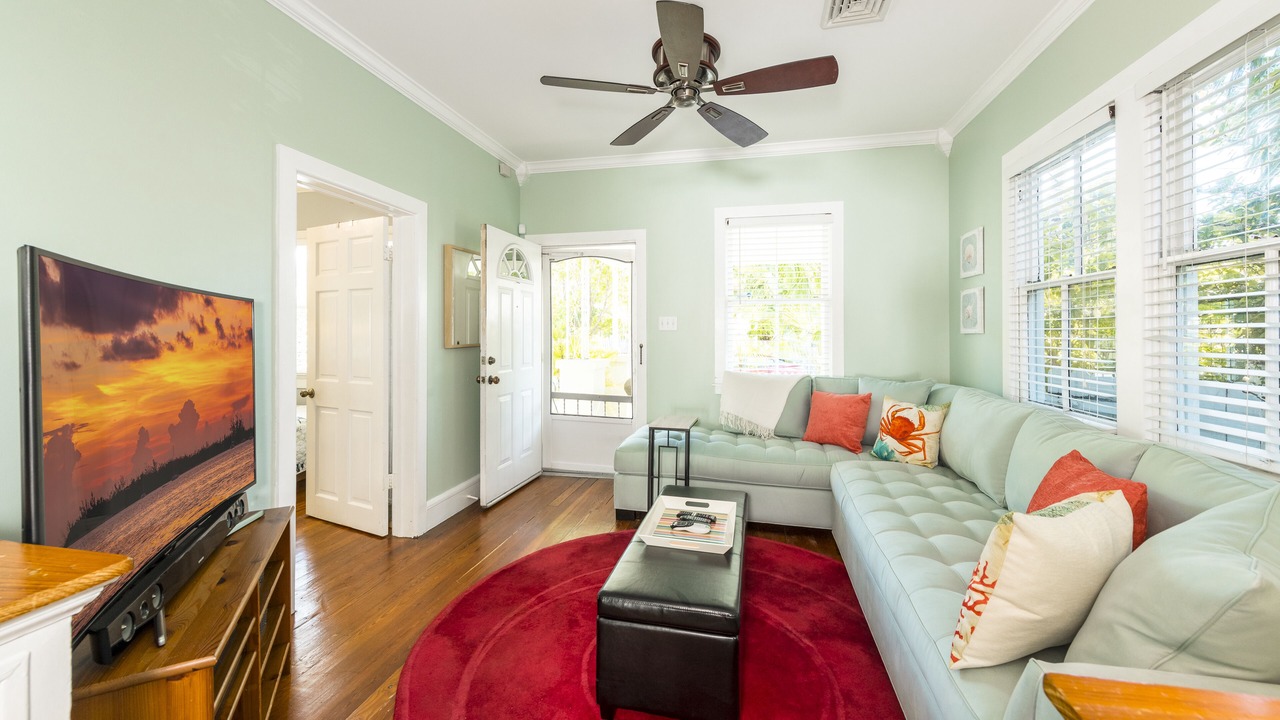 Photo of Livingroom in Uptown - Upper Duval