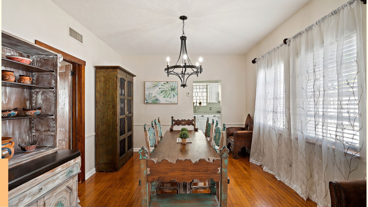 Photo of Livingroom in Old Northwood Historic District