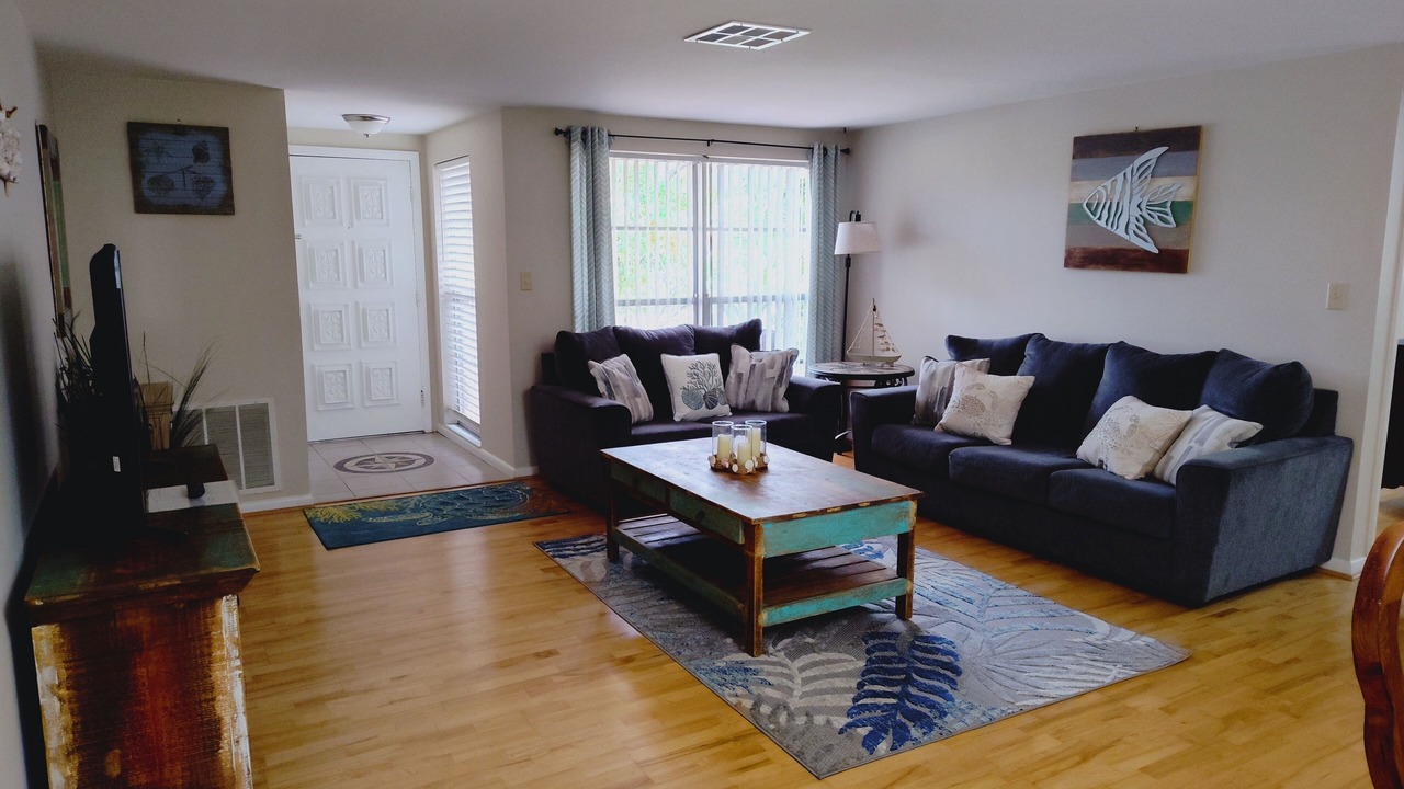 Photo of Livingroom in Embassy Hills