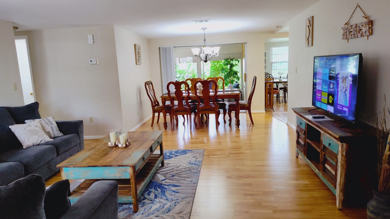 Photo of Livingroom in Embassy Hills