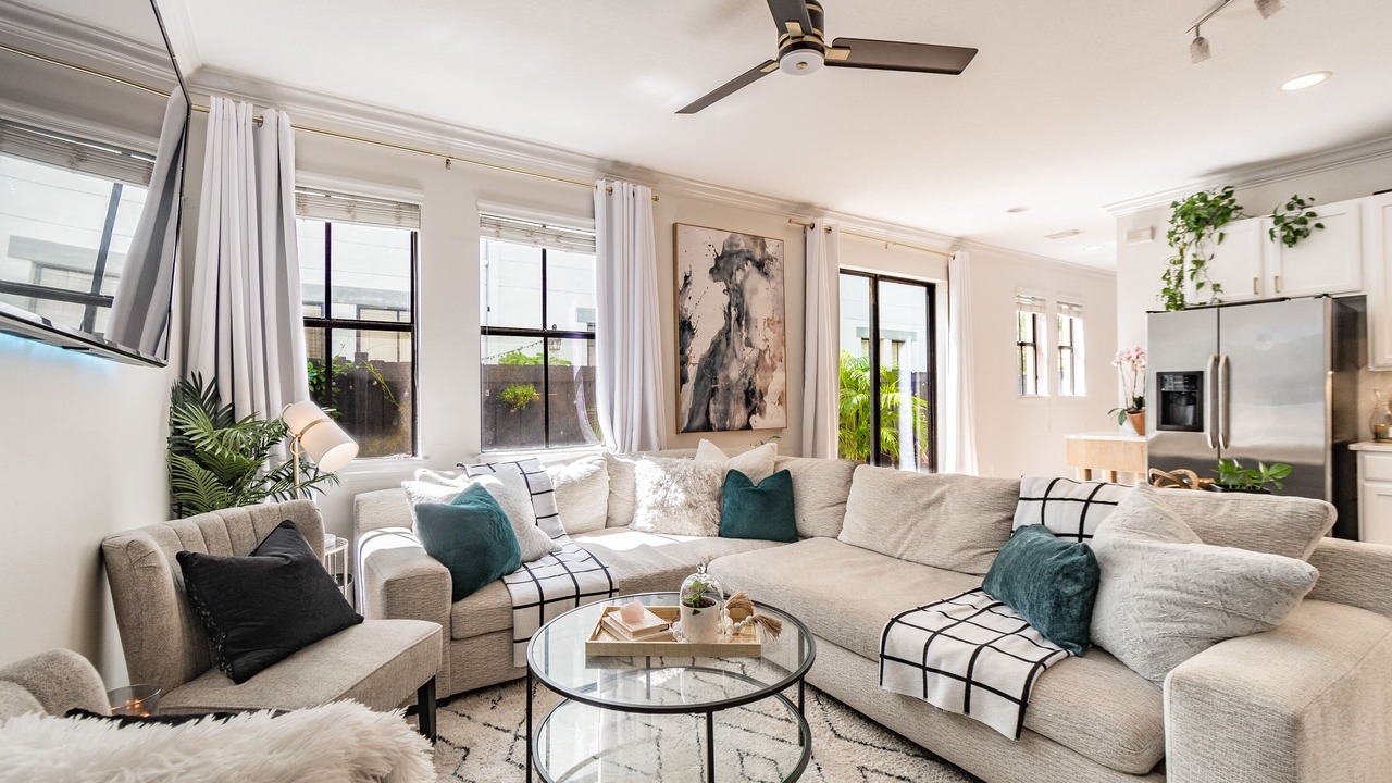 Photo of Livingroom in Courier City - Oscawana
