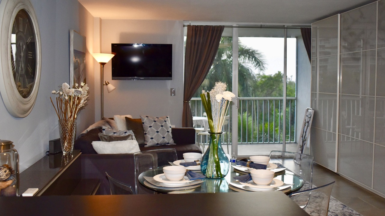 Photo of Livingroom in Vanderbilt Beach