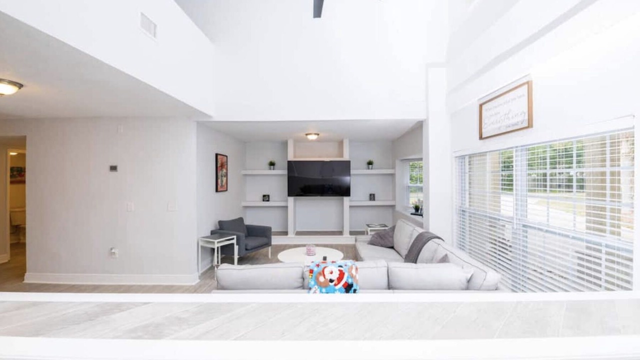 Photo of Livingroom in Bearss Plaza