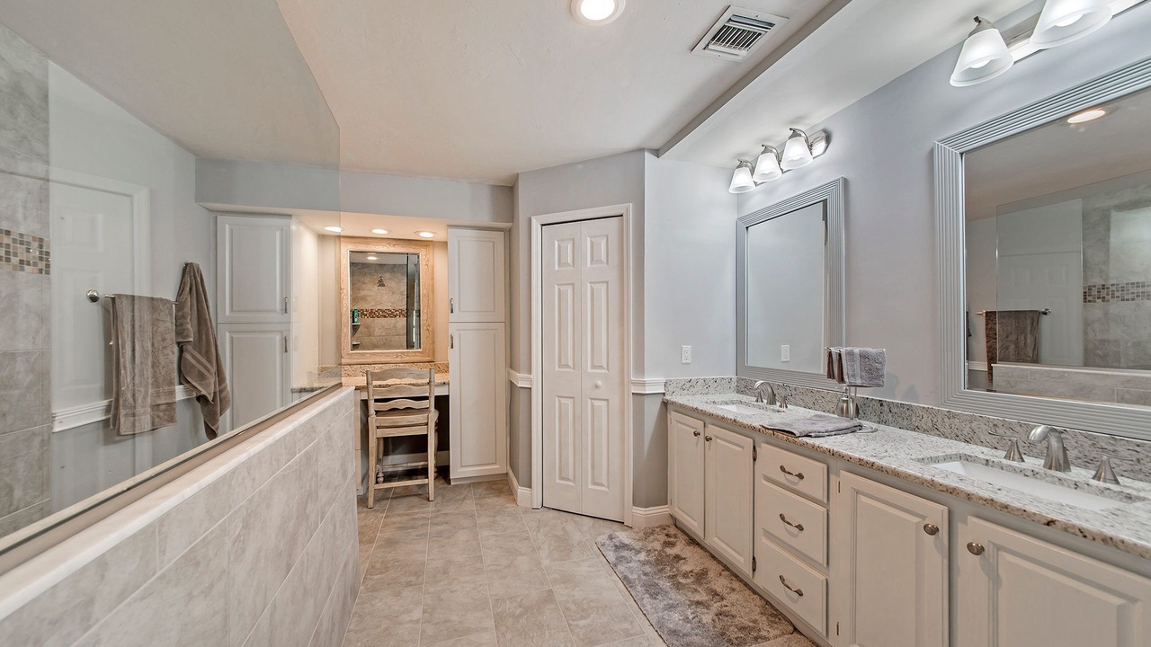 Photo of Bathroom in Burning Tree