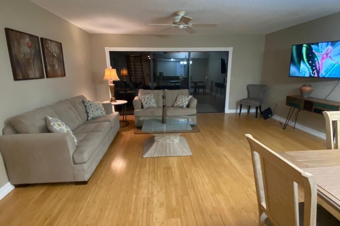 Photo of Livingroom in Pelican Bay