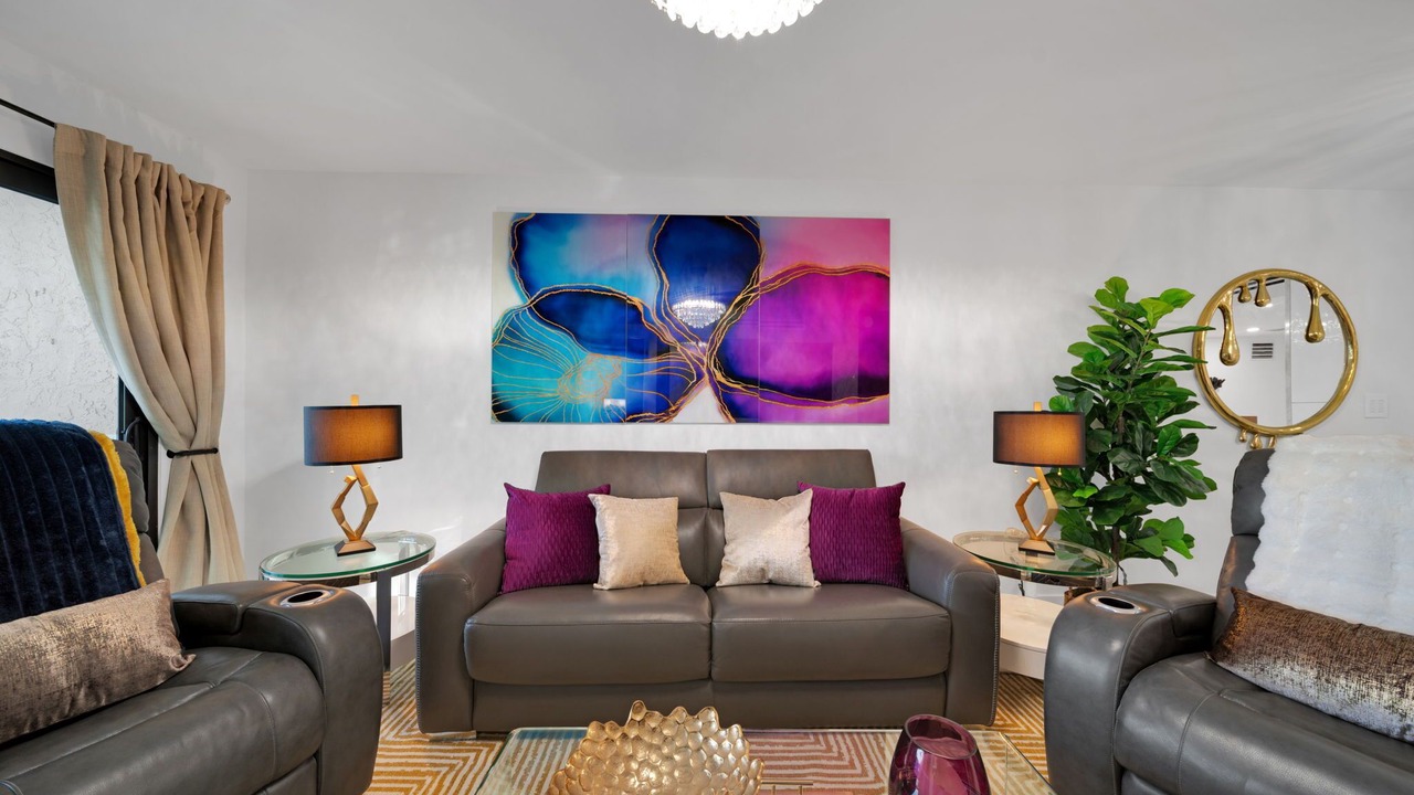 Photo of Livingroom in Mid Island