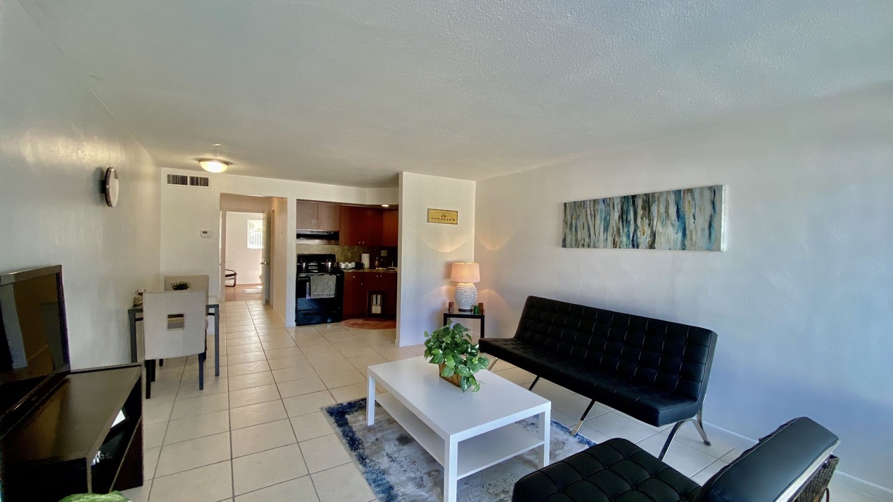 Photo of Livingroom in Oakland Park