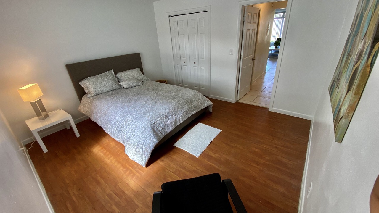 Photo of Bedroom in Oakland Park