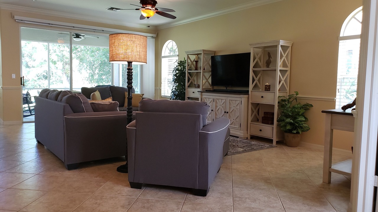 Photo of Livingroom in Colonial Oaks