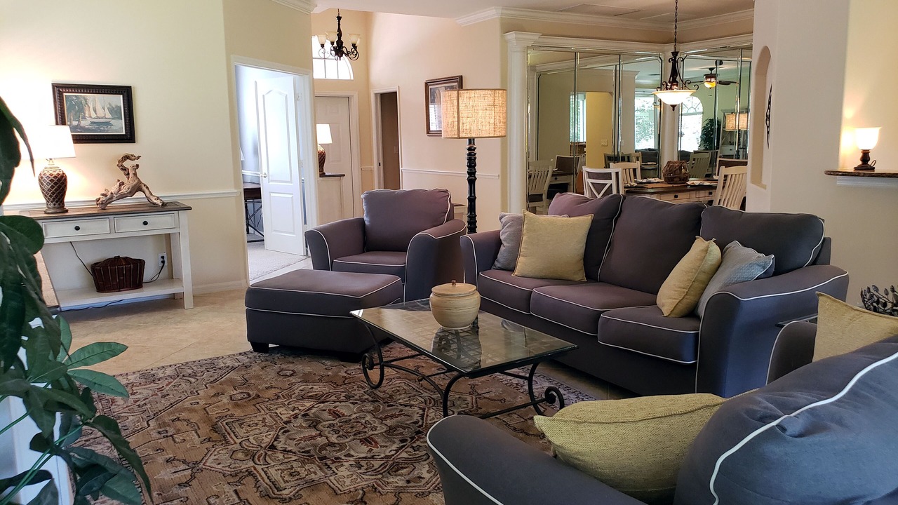 Photo of Livingroom in Colonial Oaks