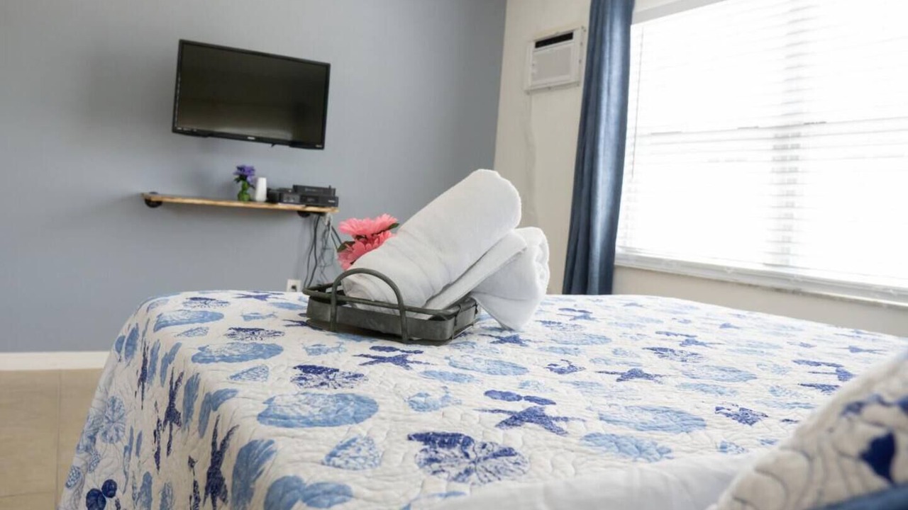 Photo of Bedroom in Carver City - Lincoln Gardens