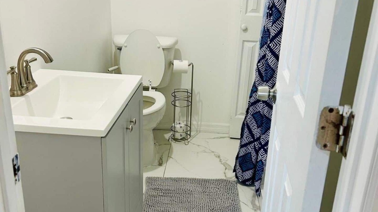 Photo of Bathroom in Carver City - Lincoln Gardens