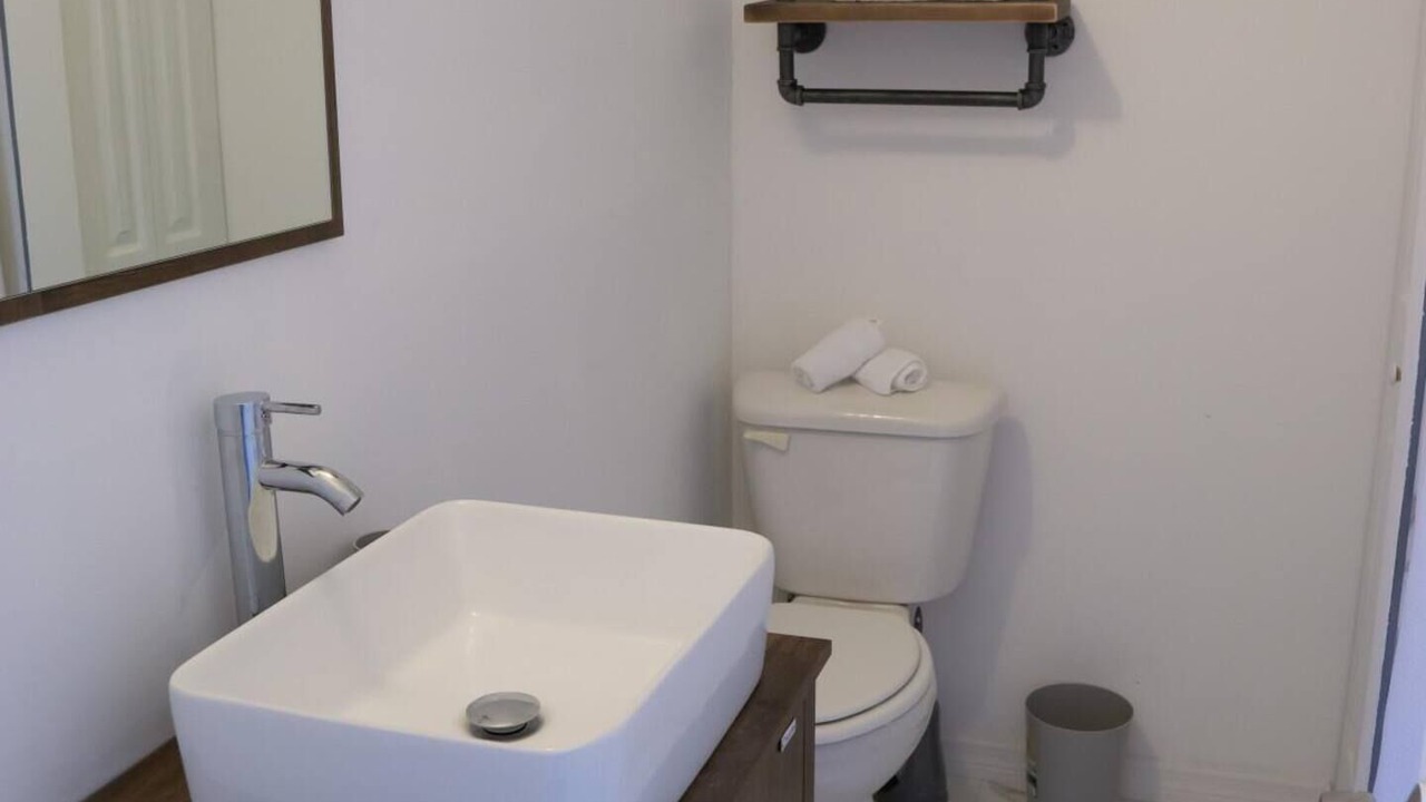 Photo of Bathroom in Carver City - Lincoln Gardens