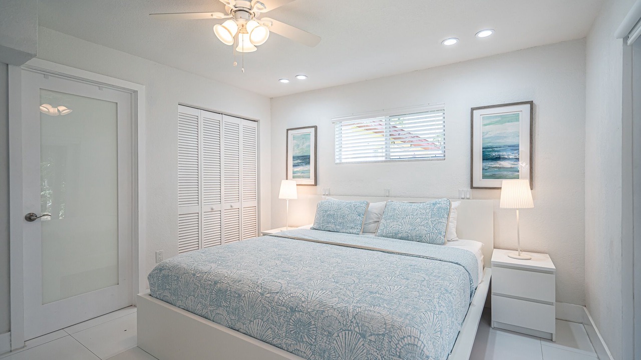 Photo of Bedroom in Hollywood Lakes