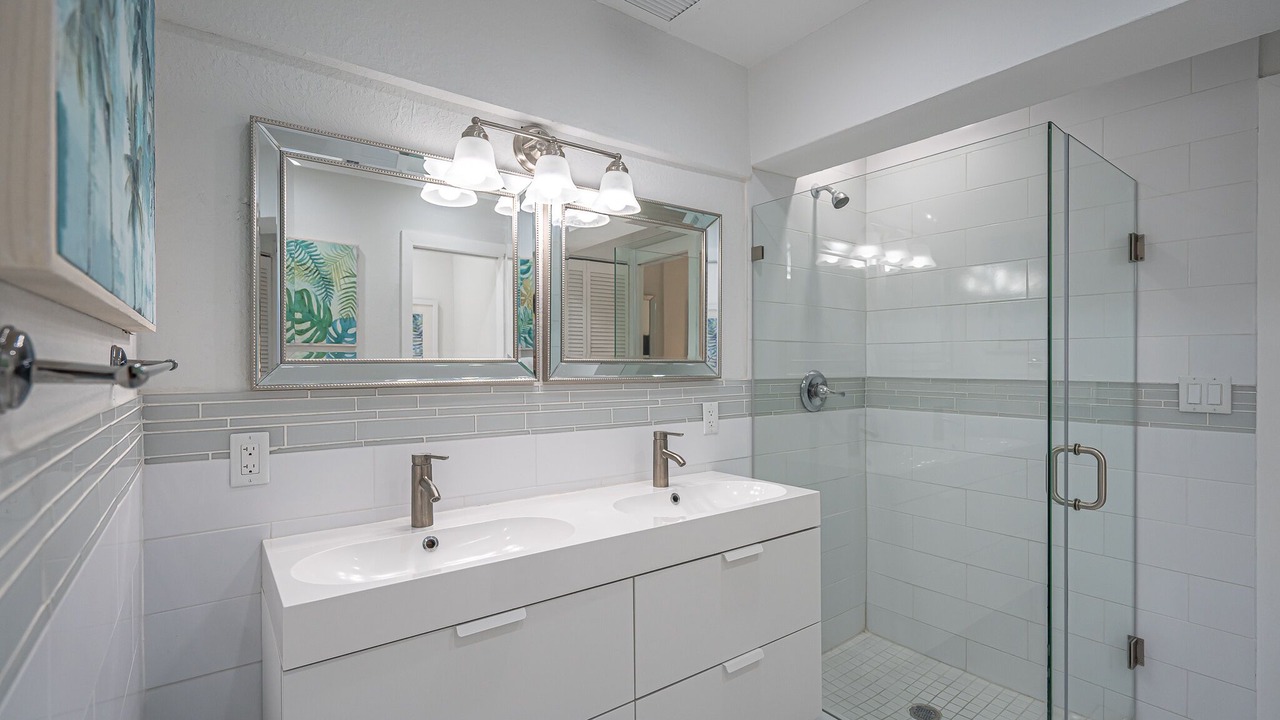 Photo of Bathroom in Hollywood Lakes