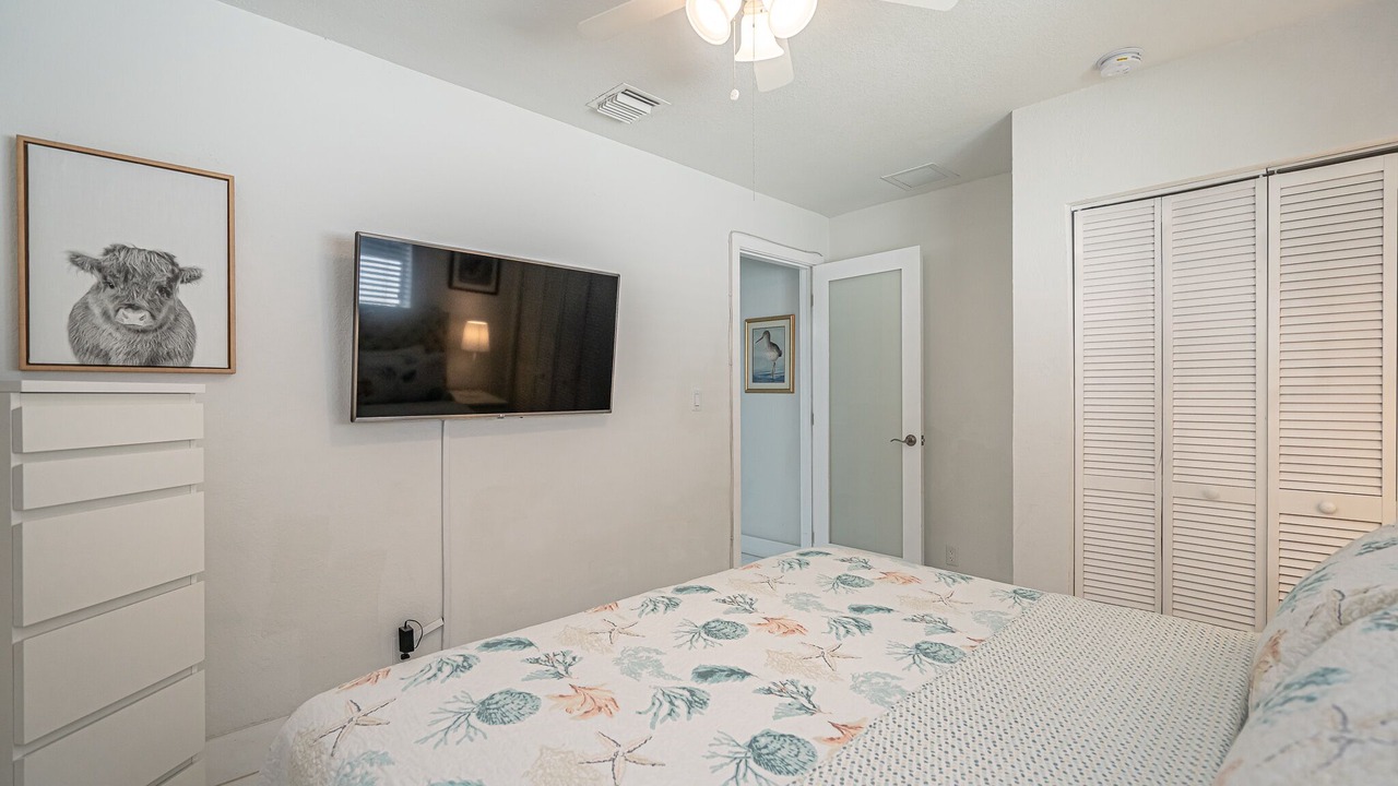 Photo of Bedroom in Hollywood Lakes