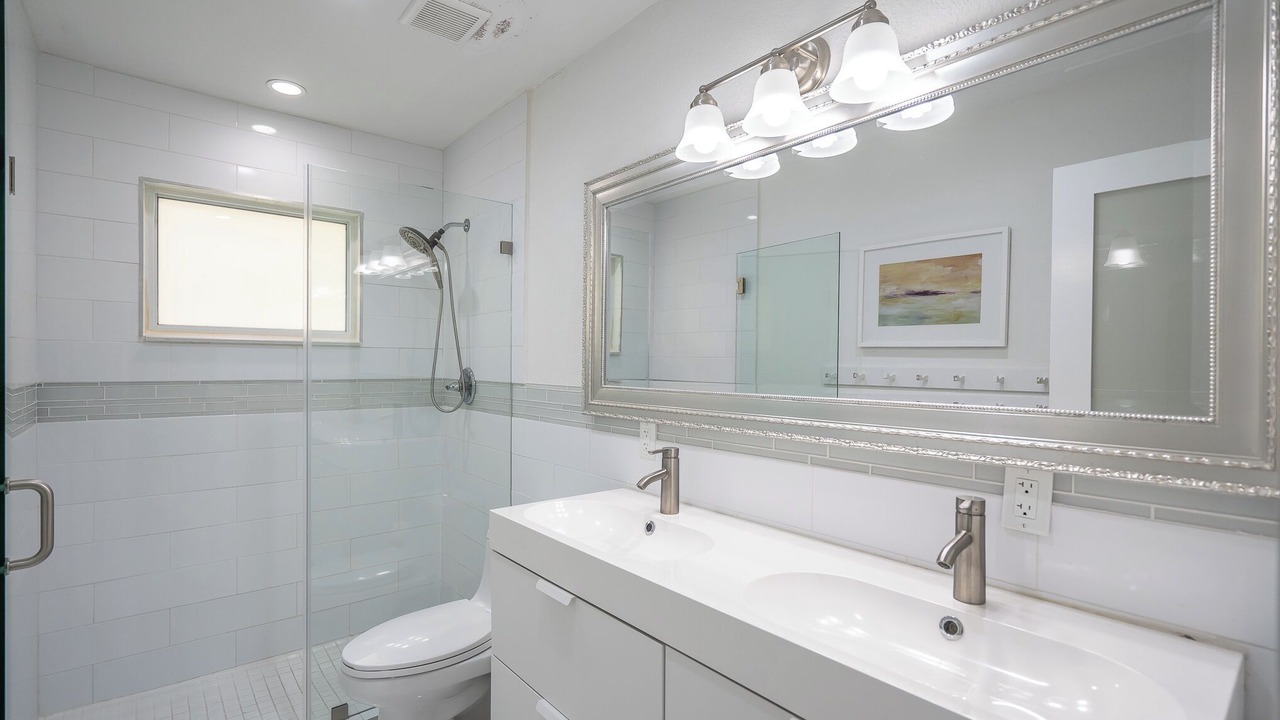 Photo of Bathroom in Hollywood Lakes