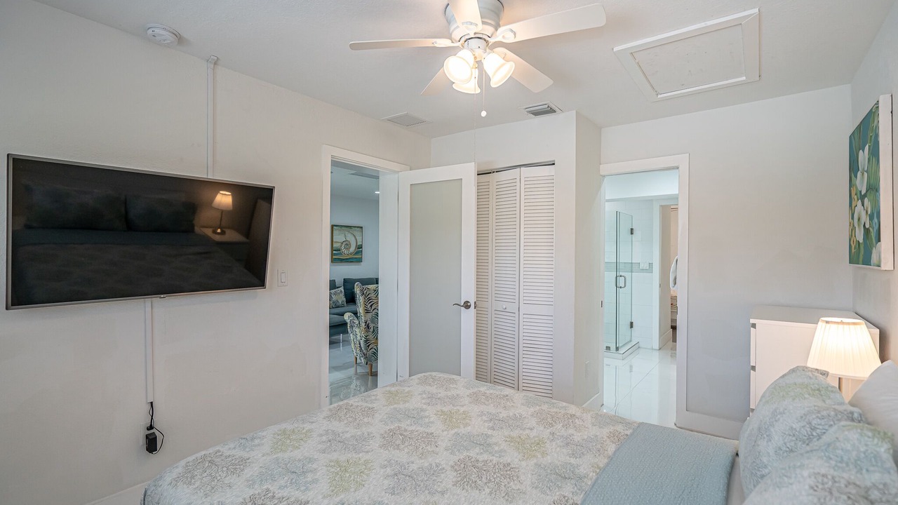 Photo of Bedroom in Hollywood Lakes