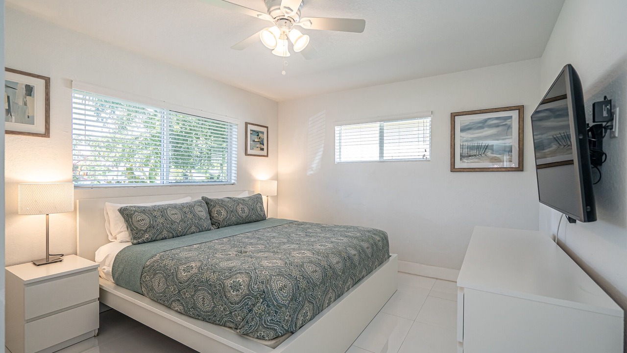 Photo of Bedroom in Hollywood Lakes