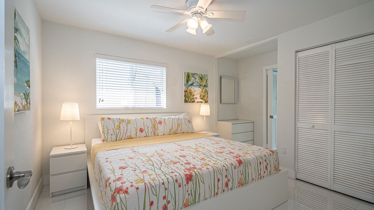 Photo of Bedroom in Hollywood Lakes