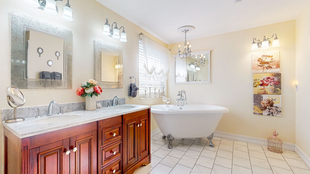 Photo of Bathroom in Beachwalk Isles
