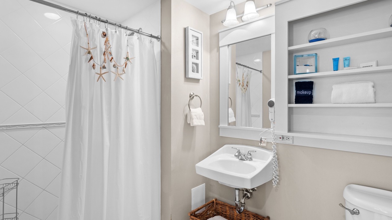 Photo of Bathroom in Baytowne Wharf