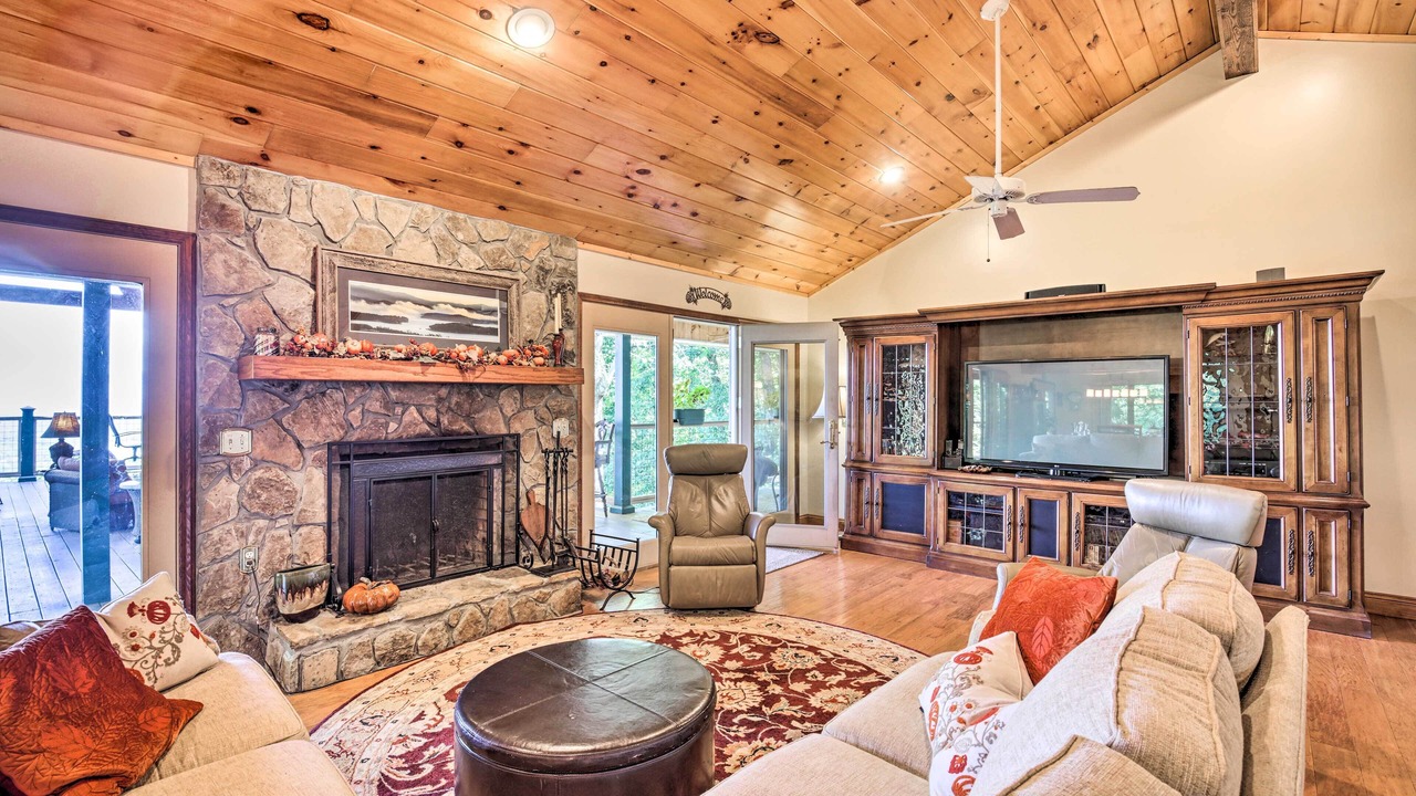 Photo of Livingroom in Hiawassee
