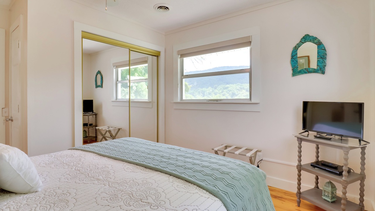 Photo of Bedroom in Candler