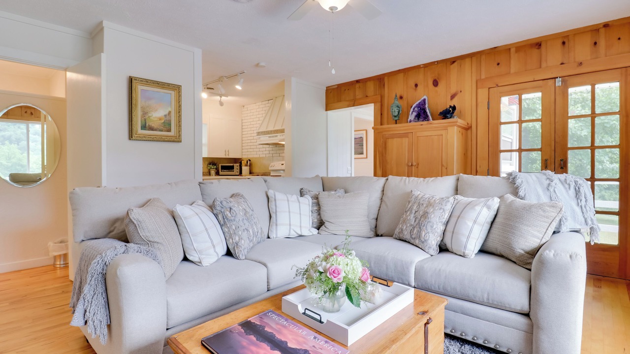 Photo of Livingroom in Candler