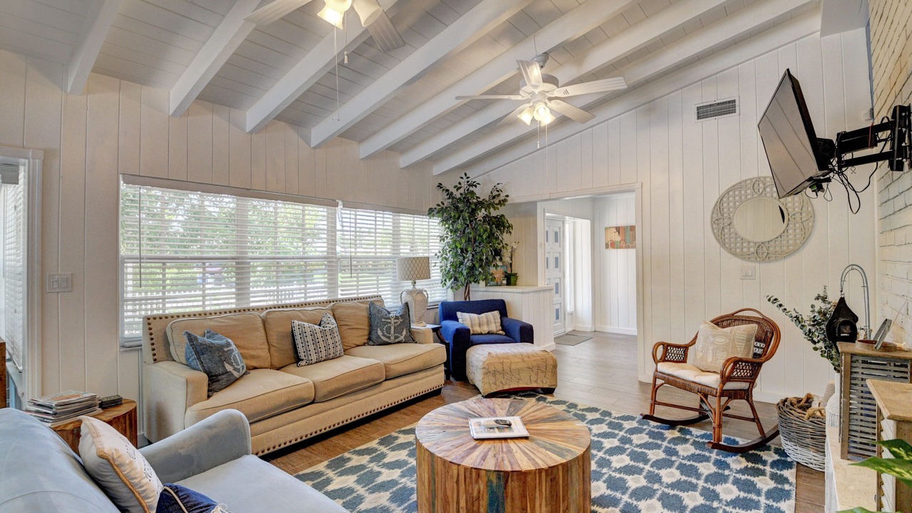 Photo of Livingroom in Lake Ida Shores