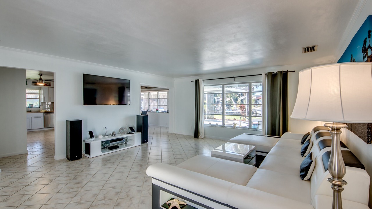 Photo of Livingroom in Yacht Club