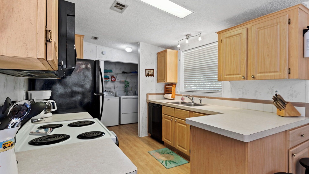 Photo of Kitchen in Weeki Wachee Gardens