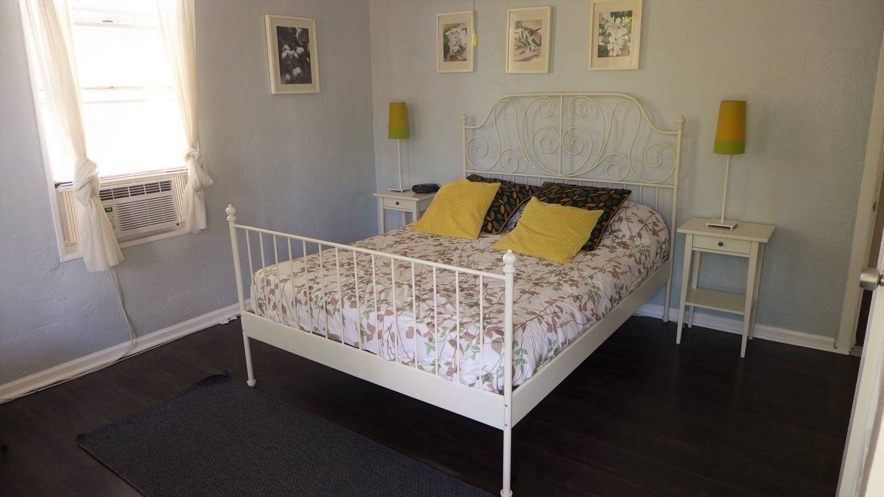 Photo of Bedroom in Altamont Manor