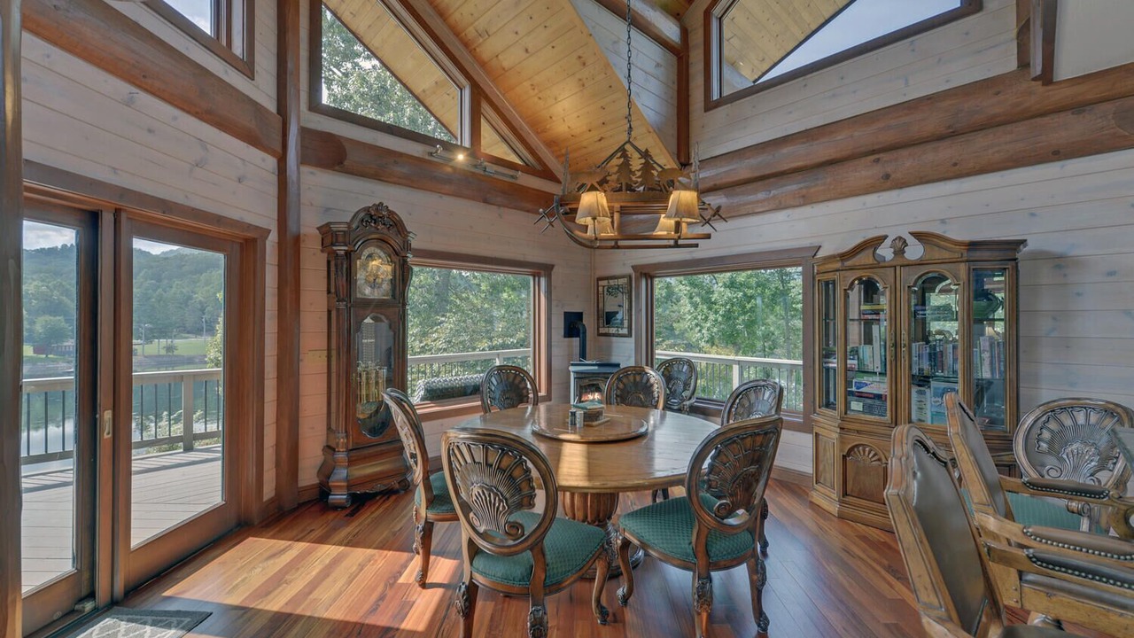 Photo of Livingroom in Hiawassee