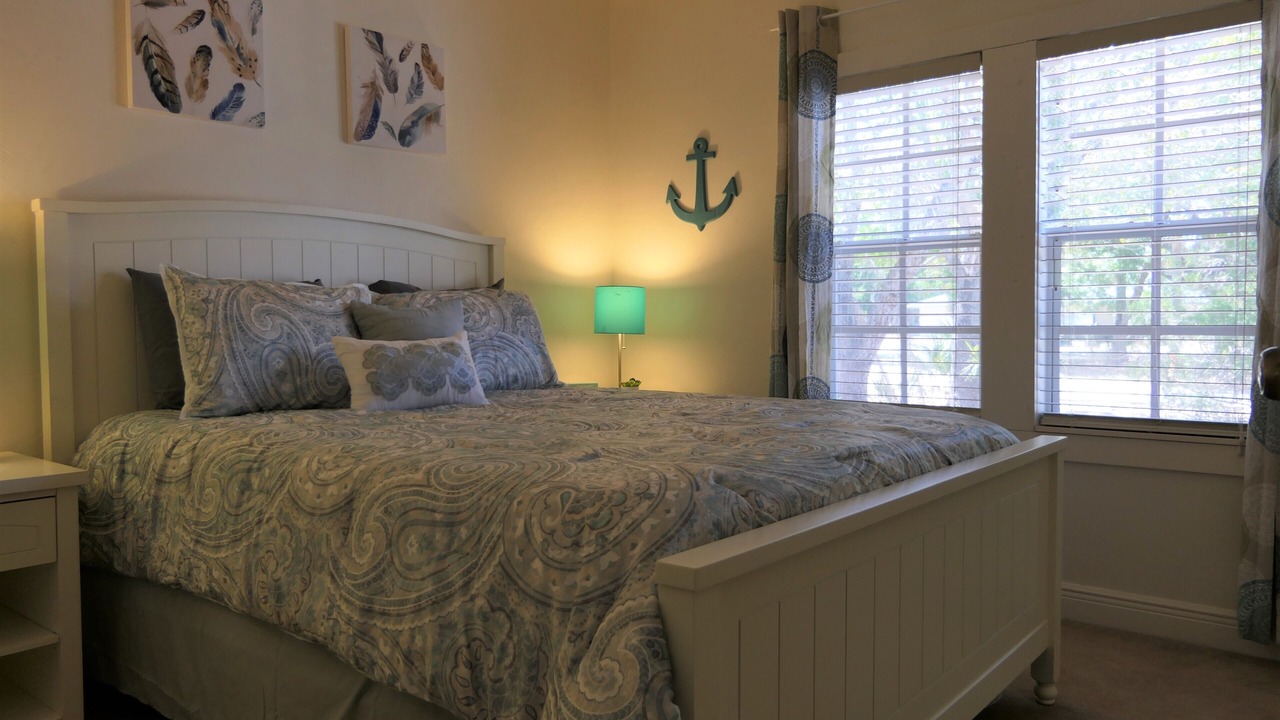 Photo of Bedroom in Altamont Manor