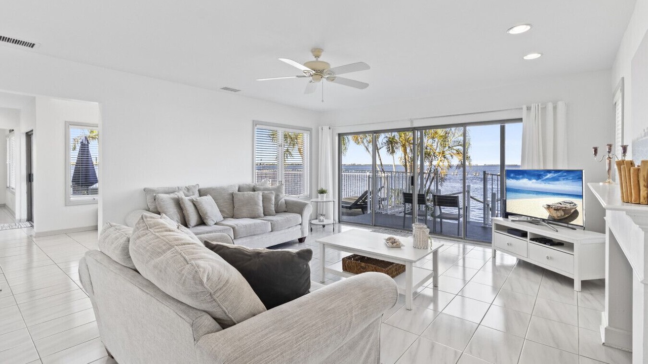 Photo of Livingroom in Yacht Club