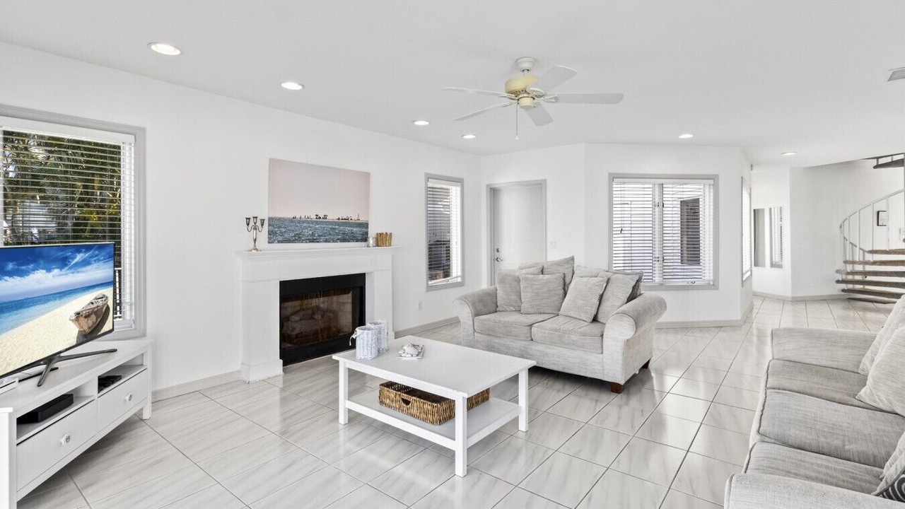Photo of Livingroom in Yacht Club