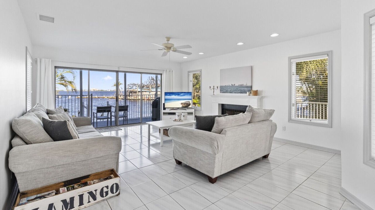 Photo of Livingroom in Yacht Club