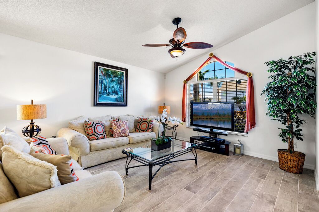 Photo of Livingroom in Lake Berkley
