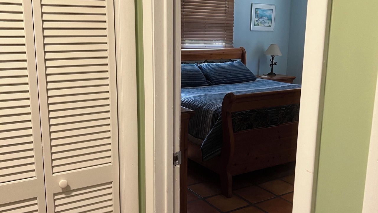 Photo of Bedroom in Doctor's Arm