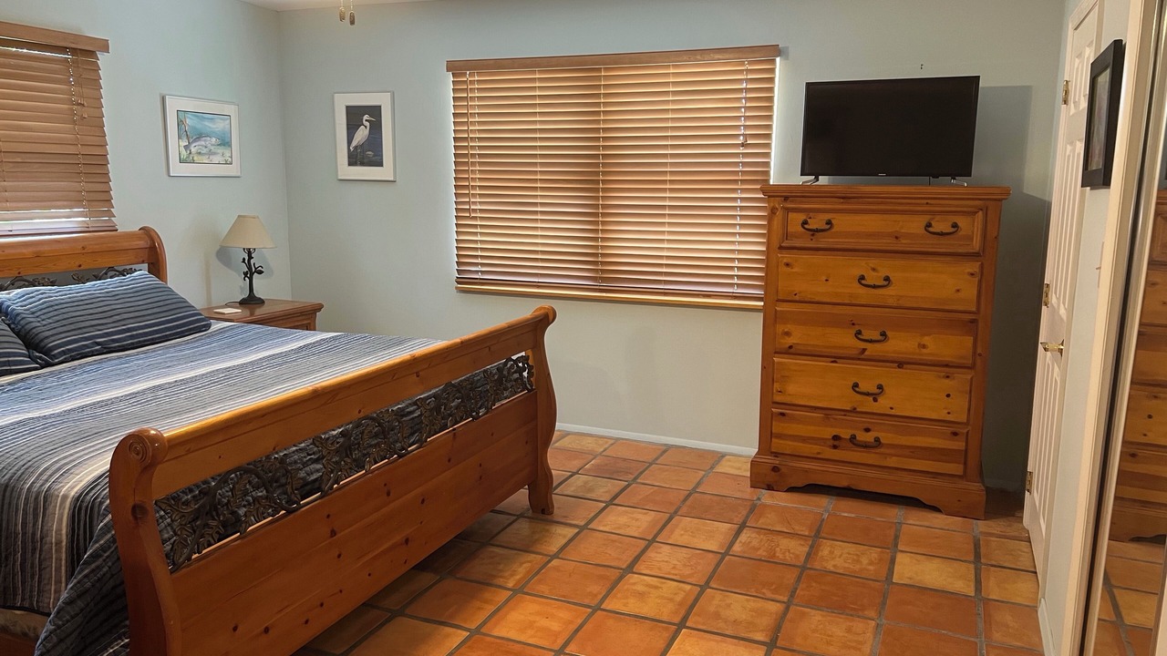 Photo of Bedroom in Doctor's Arm