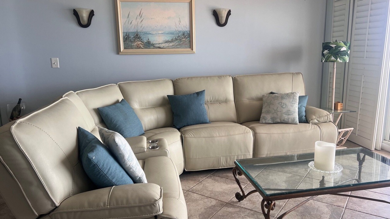 Photo of Livingroom in Seawinds Condo
