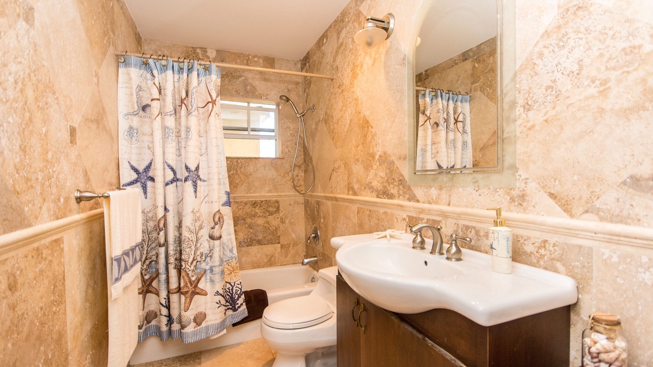 Photo of Bathroom in Garden Isles