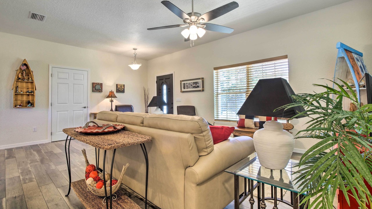 Photo of Livingroom in Indian Waters