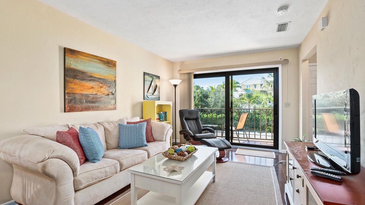 Photo of Livingroom in Mid Island