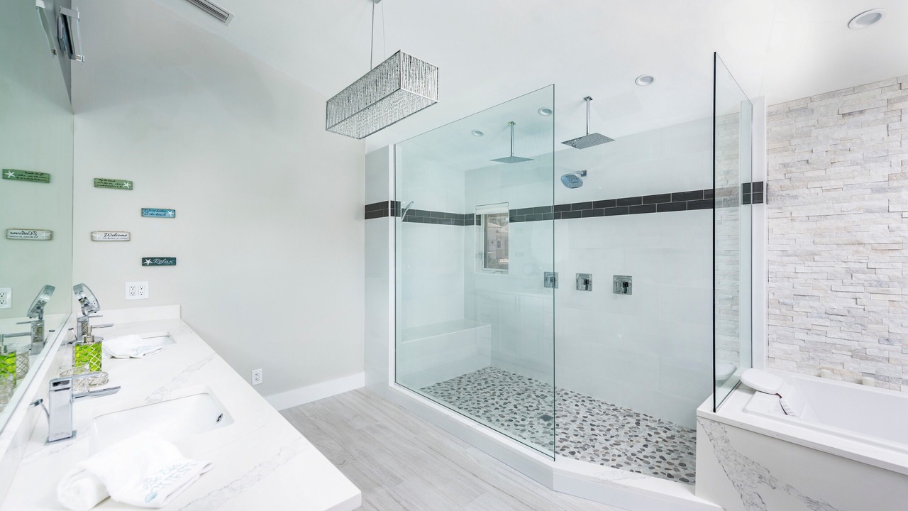 Photo of Bathroom in Tropic Isle