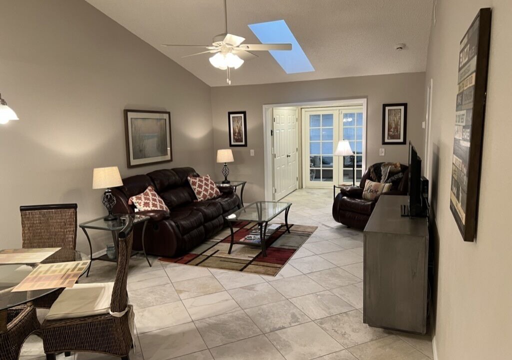 Photo of Livingroom in Bay Towne East