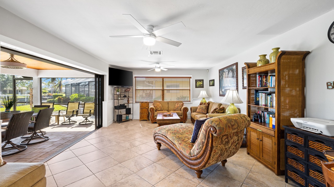 Photo of Livingroom in Yacht Club